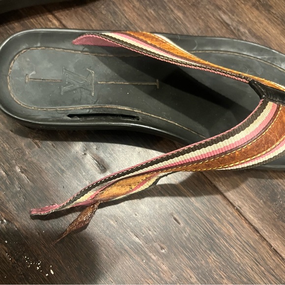 Authentic Louis Vuitton slides Used need minor repair - Picture 4 of 4
